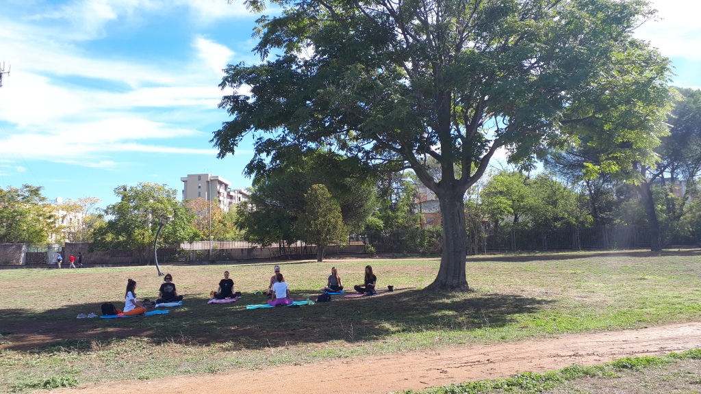 Una lezione di yoga al parco di Villa de Sanctis, Centocelle - Roma.